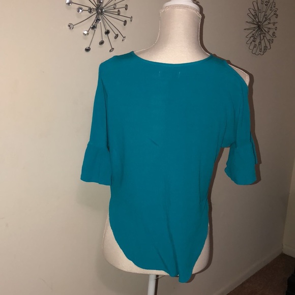Cute Cold Shoulder Top - Picture 4 of 4